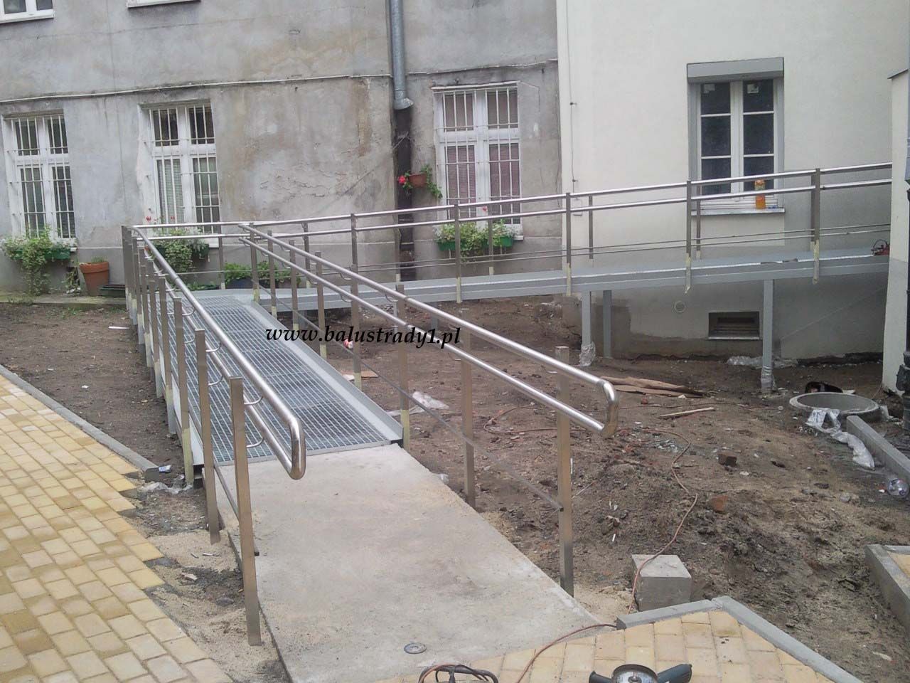 Podjazd dla niepełnosprawnych Warszawa – Balustrady1 nr 2